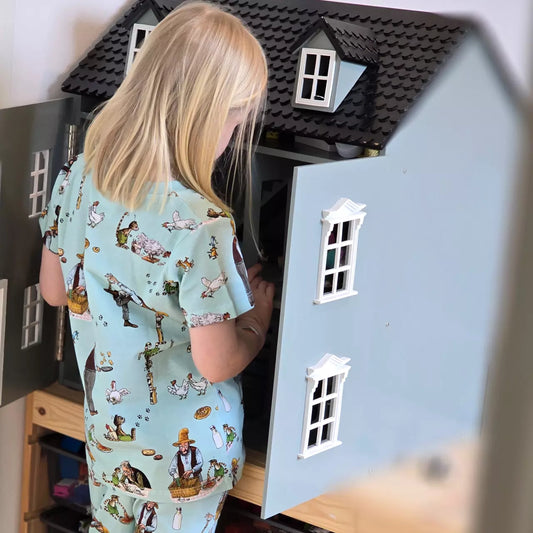 Tricou din bumbac organic Geggamoja Pettson si Findus purtat de copil