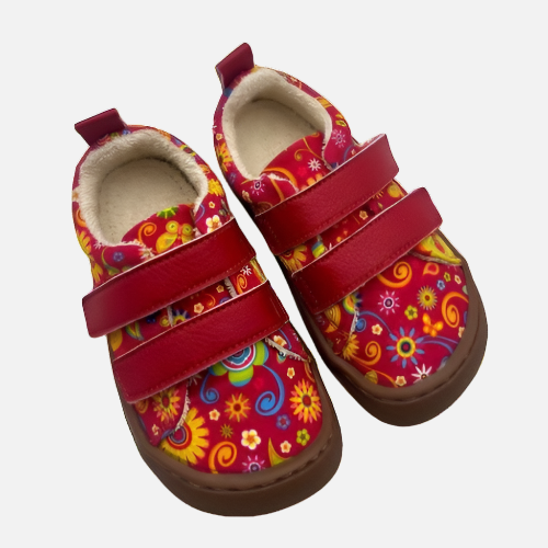 Sneakers barefoot pentru fete, vedere de sus – spațiu generos pentru degete și design floral vesel