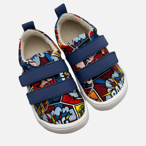 Sneakers barefoot pentru baieti, vedere de sus – spațiu generos pentru degete și design comic books si supereroi